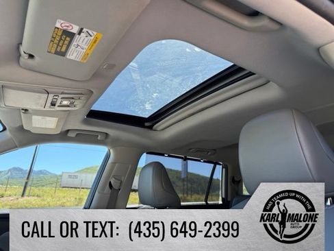 Used 2022 Toyota Highlander XLE AWD/4WD image 24