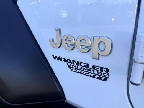Used 2018 Jeep Wrangler Unlimited Sport w/ Technology Group AWD/4WD image 12