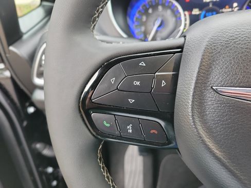 Used 2025 Chrysler Pacifica Limited image 16