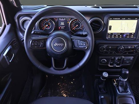 Used 2023 Jeep Gladiator Sport image 15