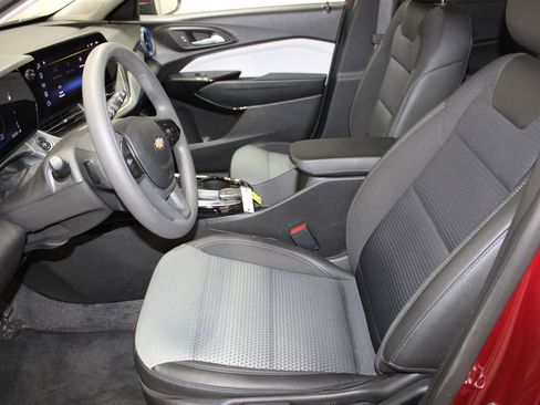 Used 2025 Chevrolet Trax LT image 33
