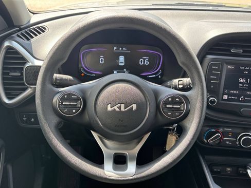 Used 2025 Kia Soul LX w/ LX Technology Package FWD image 24