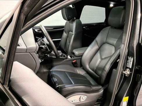 Used 2025 Porsche Macan image 5