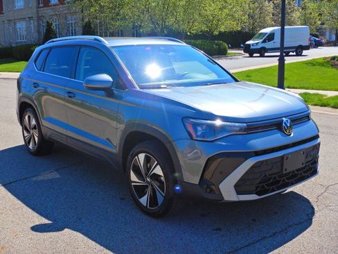 Used 2025 Volkswagen Taos SE image 3