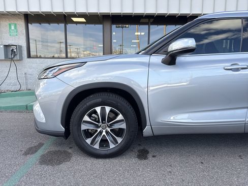 Used 2020 Toyota Highlander XLE image 3