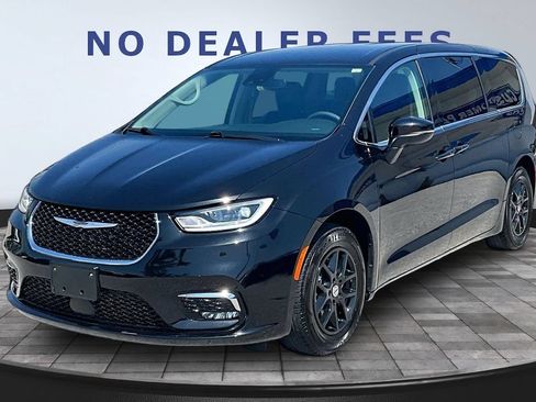 Used 2023 Chrysler Pacifica Touring-L FWD image 1