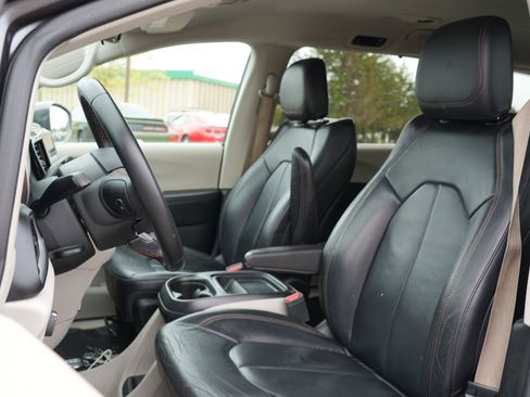 Used 2017 Chrysler Pacifica Touring-L FWD image 13