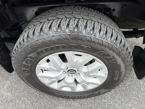 Used 2024 Nissan Frontier SV w/ SV Convenience Package AWD/4WD image 4