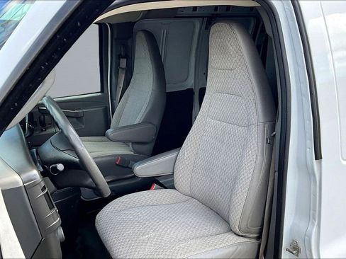 Used 2017 Chevrolet Express 2500 RWD image 23