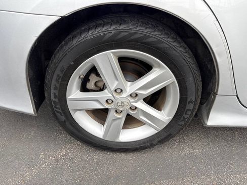 Used 2014 Toyota Camry L image 21