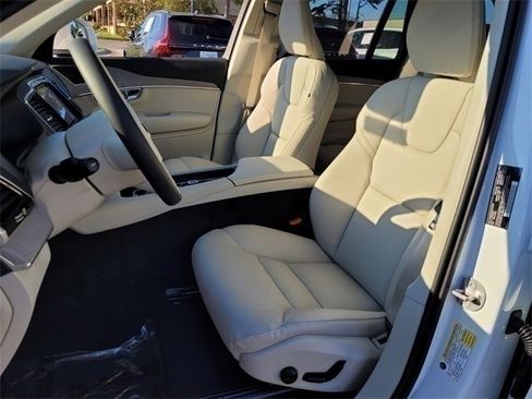 Certified 2025 Volvo XC90 T8 Plus w/ Protection Package Premier image 4