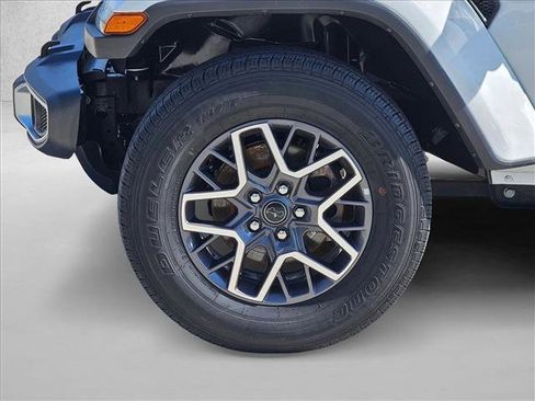 Used 2025 Jeep Wrangler Unlimited Sahara AWD/4WD image 23