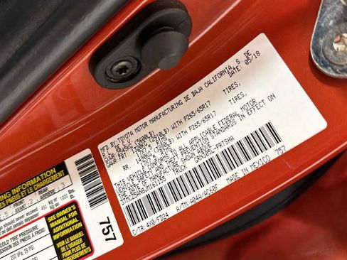 Used 2018 Toyota Tacoma TRD Sport image 11