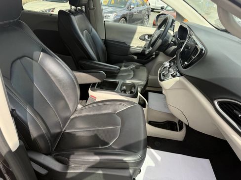 Used 2023 Chrysler Pacifica Touring-L image 11