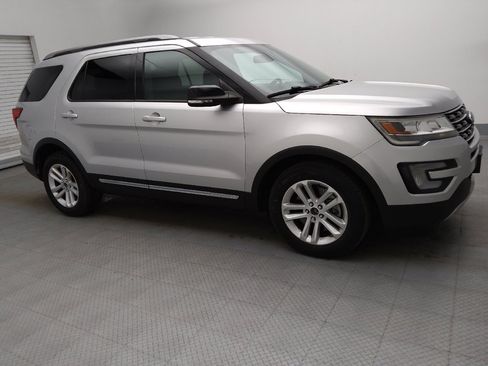 Used 2017 Ford Explorer XLT w/ Equipment Group 201A FWD image 11