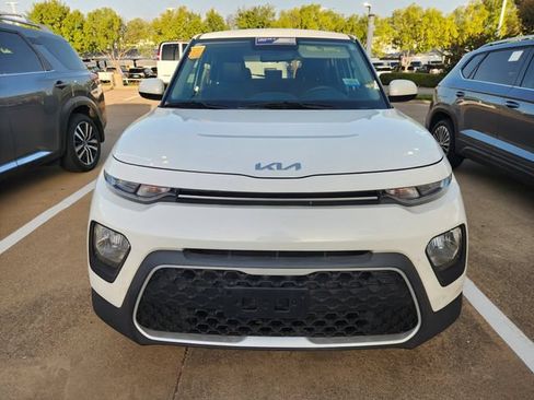 Used 2022 Kia Soul LX FWD image 2