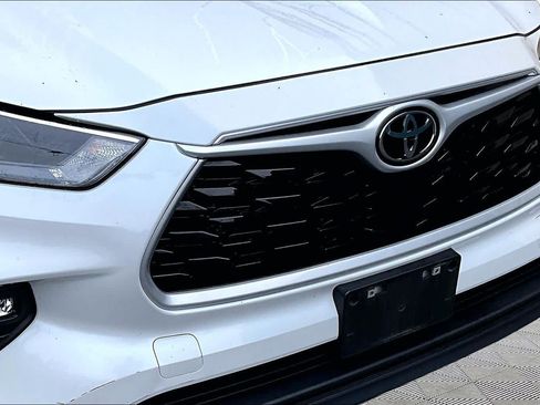Used 2023 Toyota Highlander LE AWD/4WD image 30