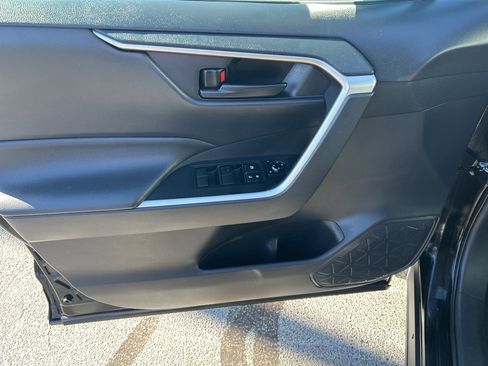 Used 2021 Toyota RAV4 LE image 12