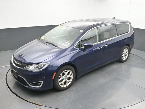 Used 2017 Chrysler Pacifica Touring Plus w/ Tire & Wheel Group FWD image 16