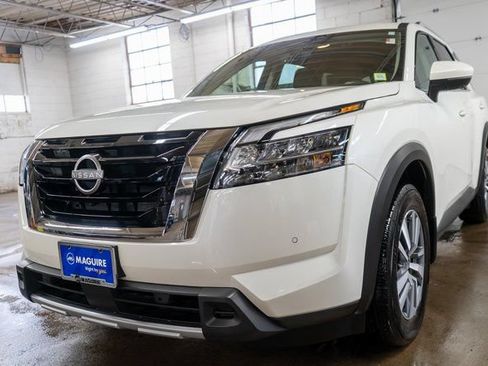 Used 2024 Nissan Pathfinder SL AWD/4WD image 2