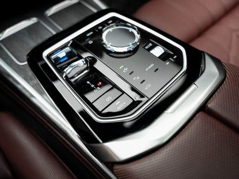 Used 2023 BMW i7 xDrive60 image 48