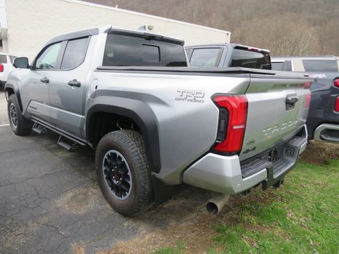 Used 2024 Toyota Tacoma TRD Off-Road w/ TRD Off Road Premium Package image 4