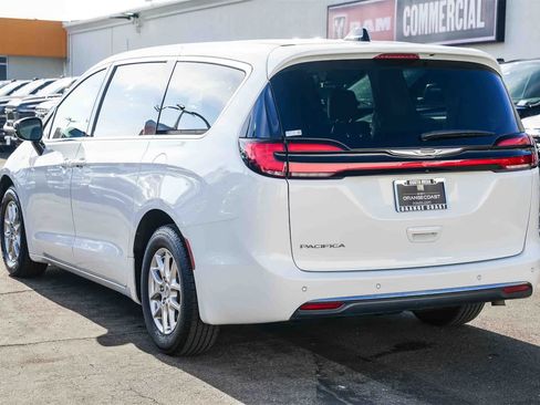 Used 2024 Chrysler Pacifica Touring-L image 6