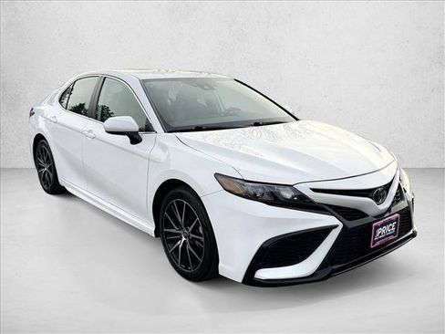 Used 2024 Toyota Camry SE image 3