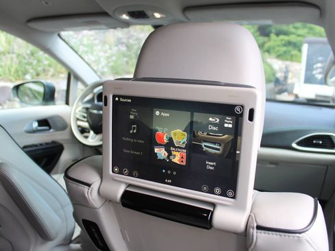 Used 2018 Chrysler Pacifica Limited w/ Advanced Safetytec Group FWD image 19