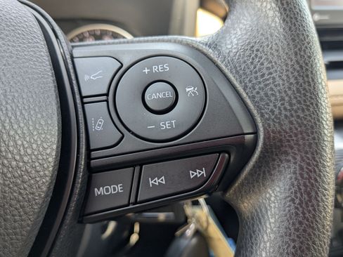 Used 2022 Toyota RAV4 LE AWD/4WD image 20
