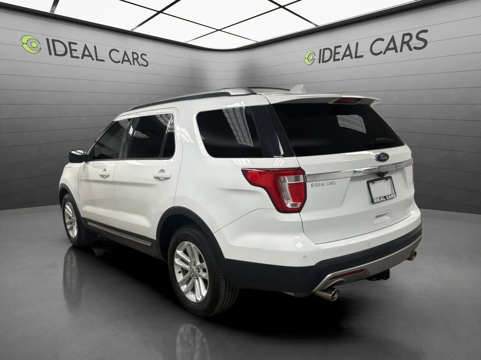 Used 2017 Ford Explorer XLT w/ Equipment Group 202A FWD image 7