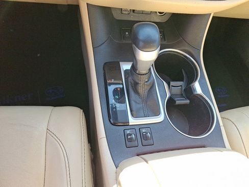 Used 2018 Toyota Highlander XLE w/ Carpet Mat Package (TMS) AWD/4WD image 17