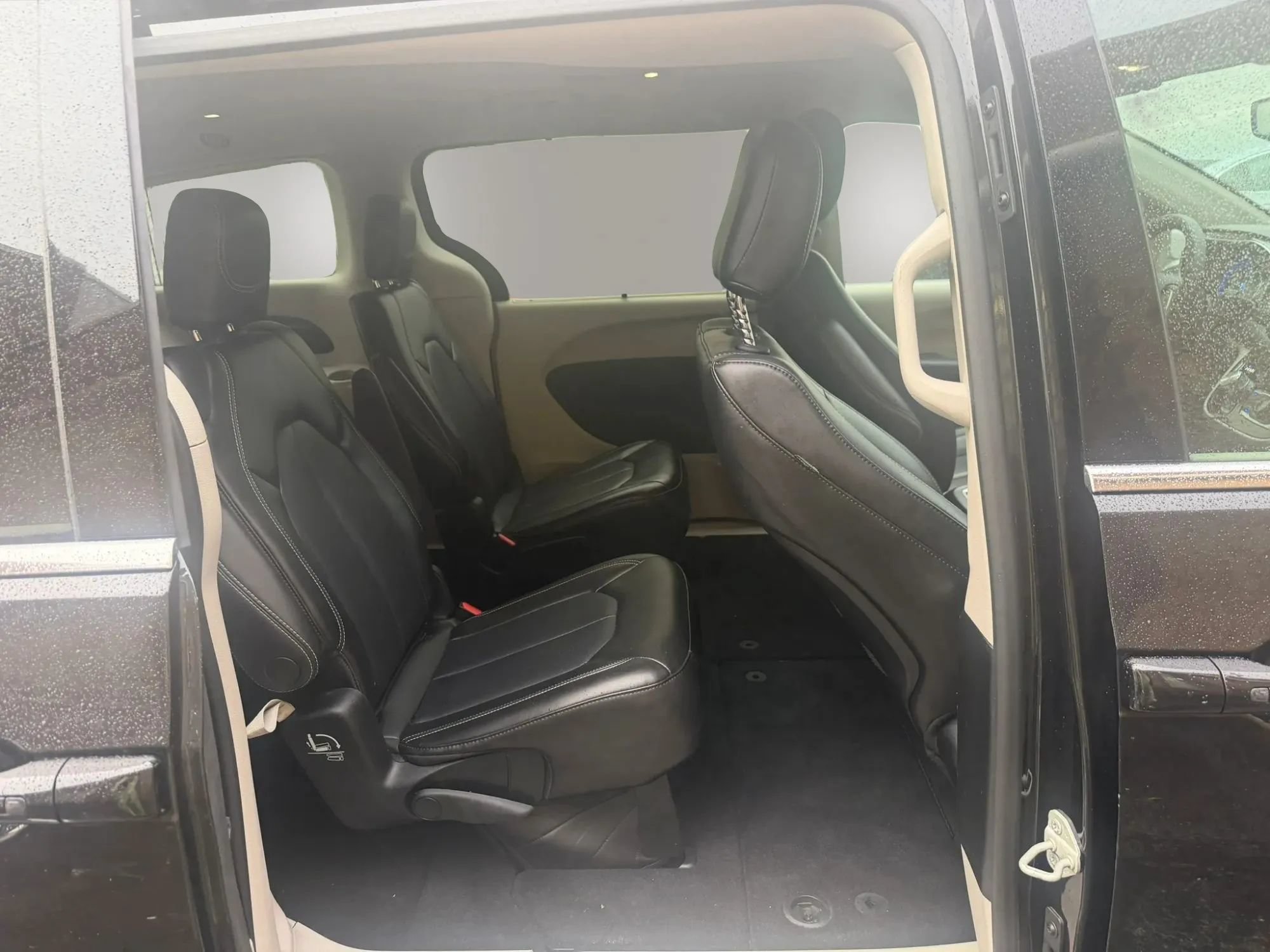 Used 2023 Chrysler Pacifica Touring-L FWD image 14