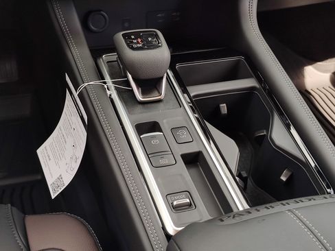 New 2026 Nissan Pathfinder Platinum FWD image 10
