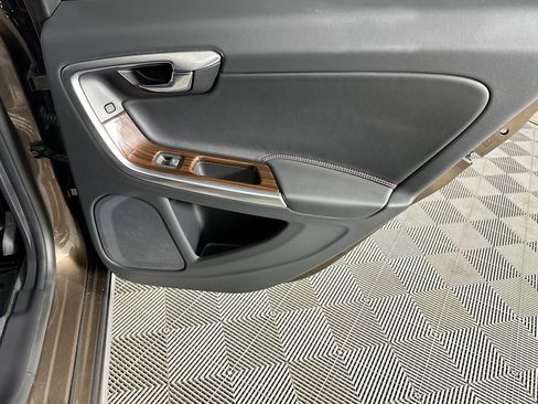 Used 2015 Volvo V60 T5 Cross Country Platinum image 30