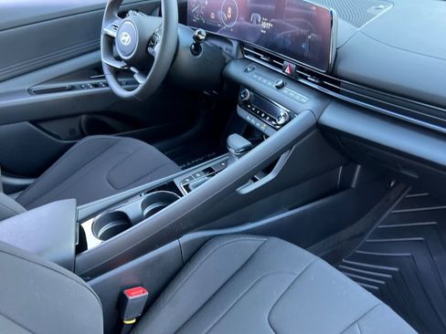 New 2025 Hyundai Elantra SEL image 13