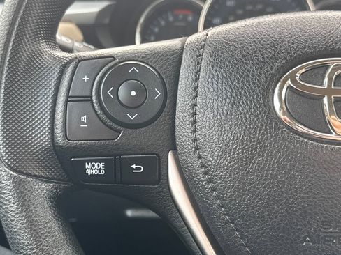 Used 2015 Toyota Corolla LE image 18