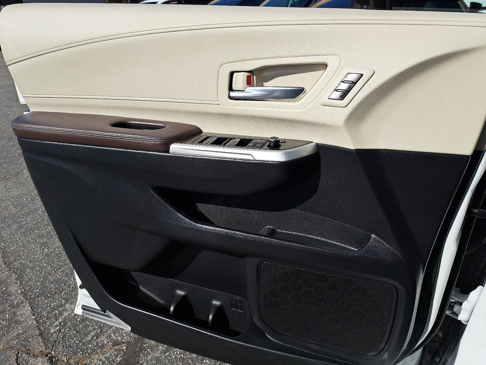 Used 2024 Toyota Sienna Platinum FWD image 30