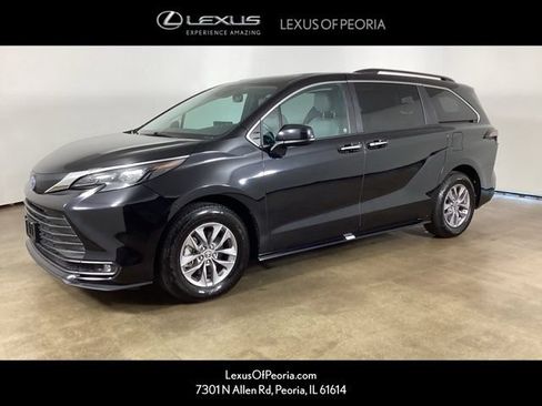 Used 2025 Toyota Sienna XLE FWD image 1