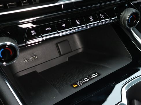 New 2026 Chevrolet Traverse Z71 w/ LPO, Floor Liner Package AWD/4WD image 19
