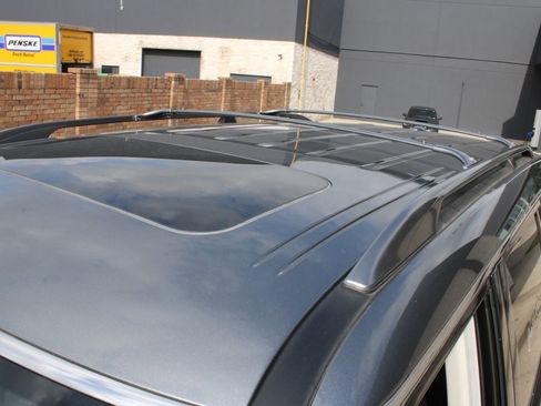 Used 2023 Nissan Armada SL w/ Captain's Chairs Package image 4