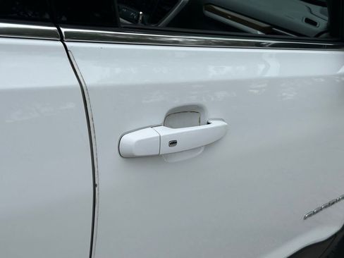 Used 2023 GMC Acadia SLE image 30