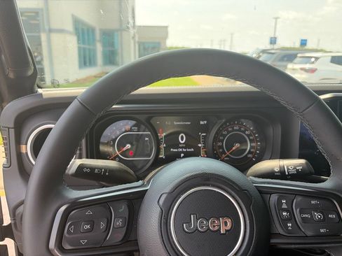Used 2025 Jeep Gladiator Sport AWD/4WD image 25