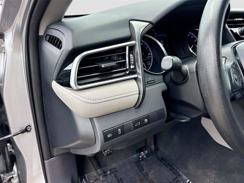 Used 2018 Toyota Camry LE FWD image 10