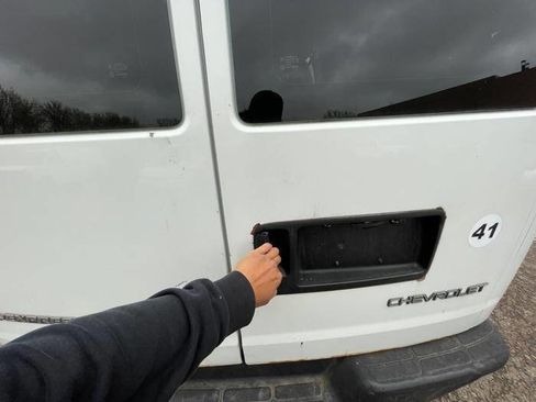 Used 2004 Chevrolet Express 2500 image 23