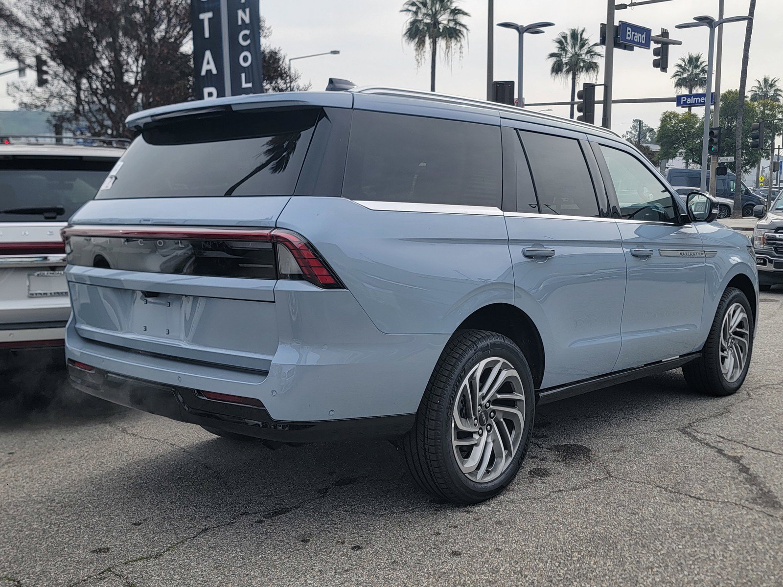 New 2025 Lincoln Navigator Reserve AWD/4WD image 4