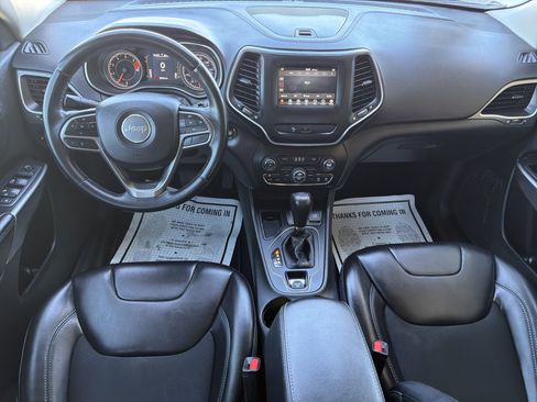 Used 2019 Jeep Cherokee Latitude Plus w/ Comfort/Convenience Group image 3