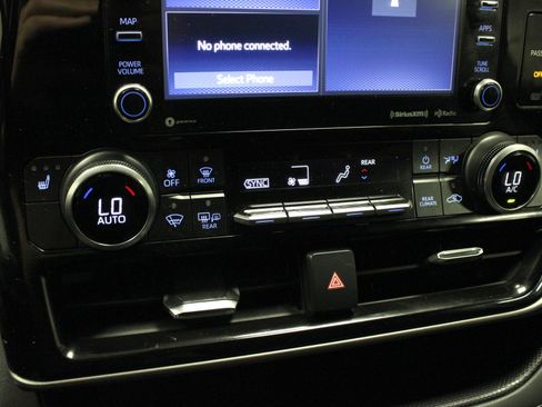 Used 2022 Toyota Highlander XLE AWD/4WD image 27