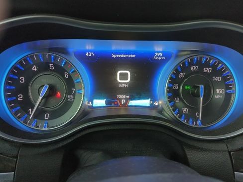 Used 2015 Chrysler 300 C image 7