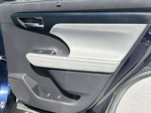 Used 2023 Toyota Highlander XLE image 31